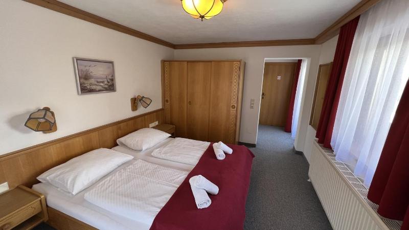 Budget Double Room image 4