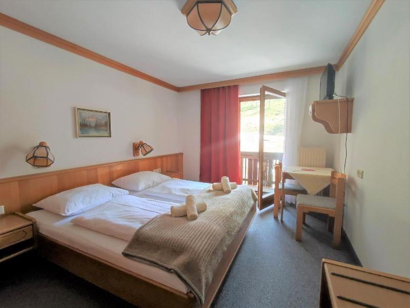 Budget Double Room image 3