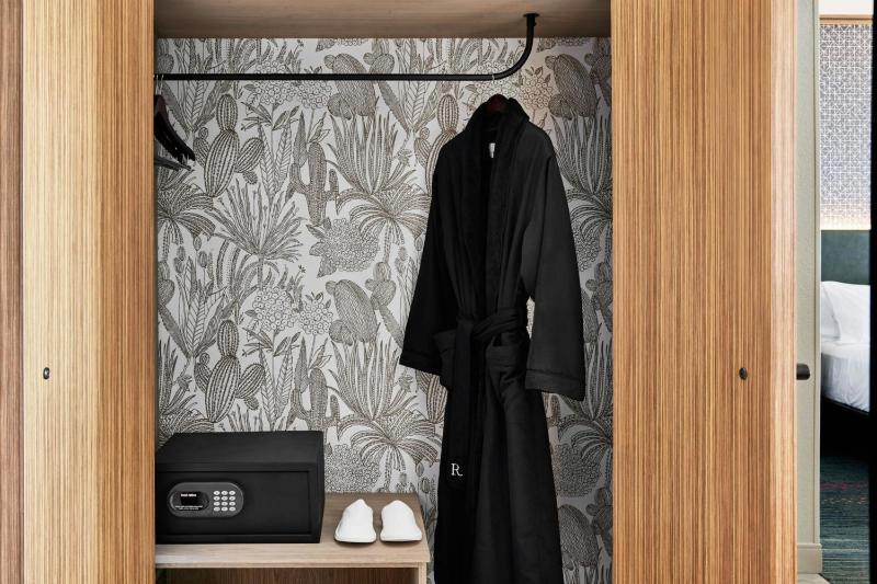 King Suite image 2
