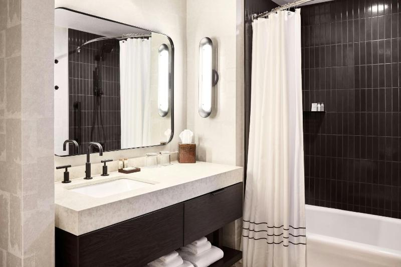 Queen Room - High Floor image 4