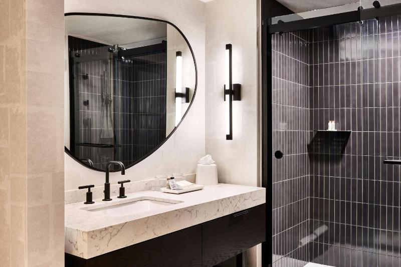 Queen Room - High Floor image 3