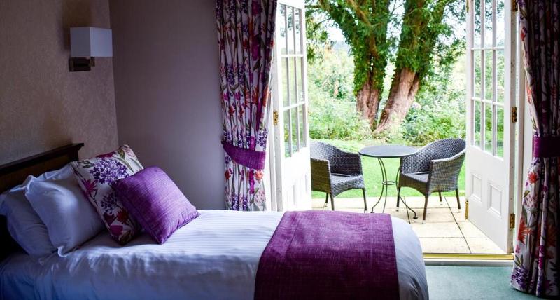 Standard Twin Room image 1
