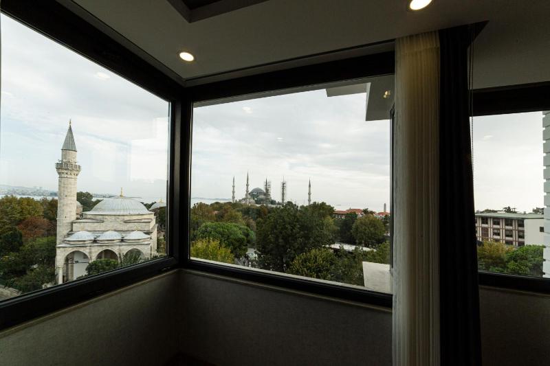 Deluxe Double Room with Sea View image 3