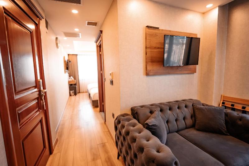 Suite with Sea View image 2