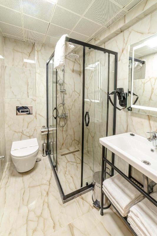 Standard Triple Room image 2