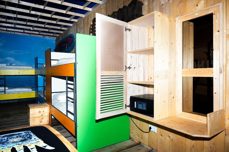 8-Person Studio with Beach Theme image 3