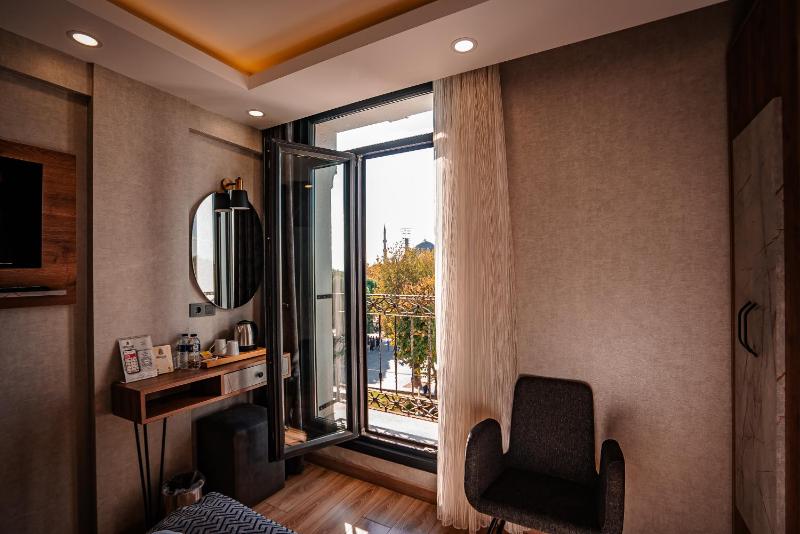 Standard Double or Twin Room image 4