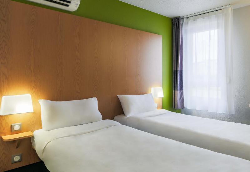 Twin Room image 3