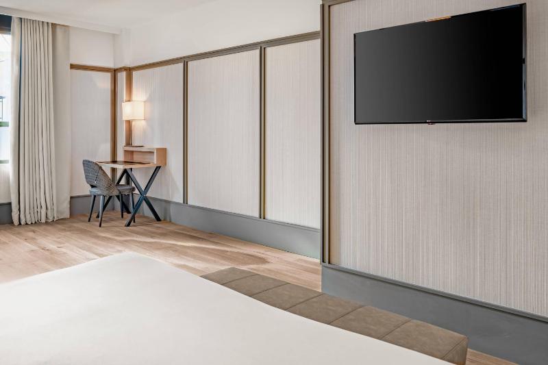 Superior King Room image 3