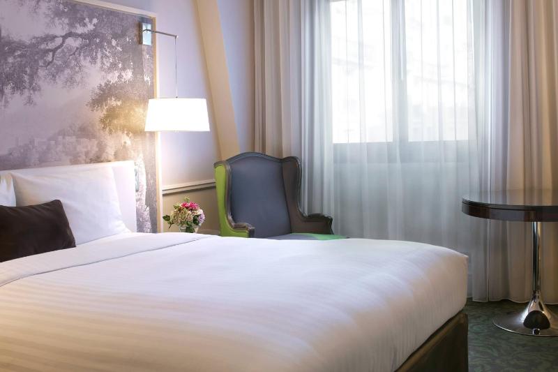 Deluxe Queen Room image 4