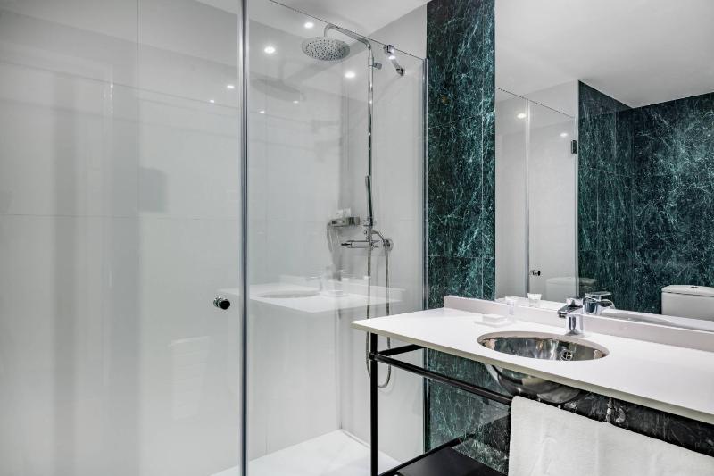 Triple Room Queen Bed-Sofa Bed image 2