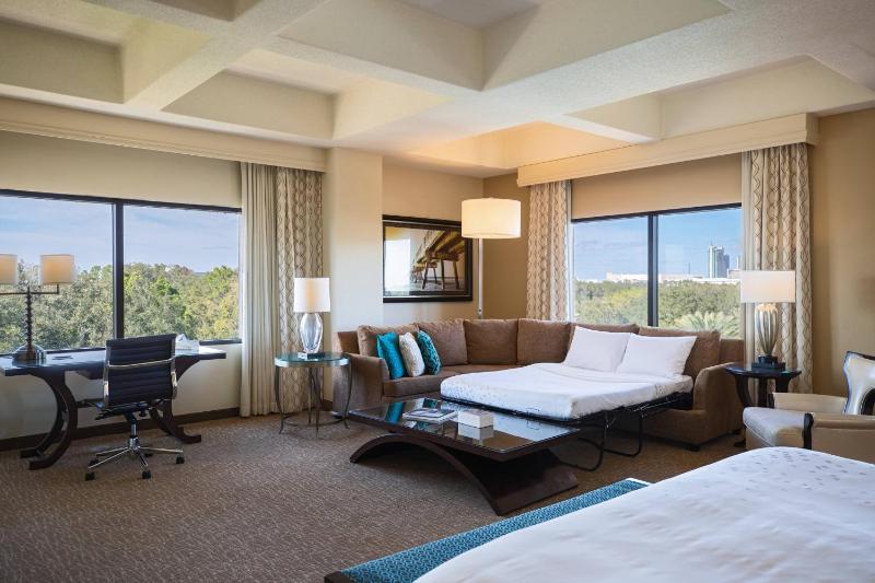 Corner Junior Suite with King Bed image 3