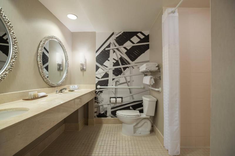 Standard King Room image 2