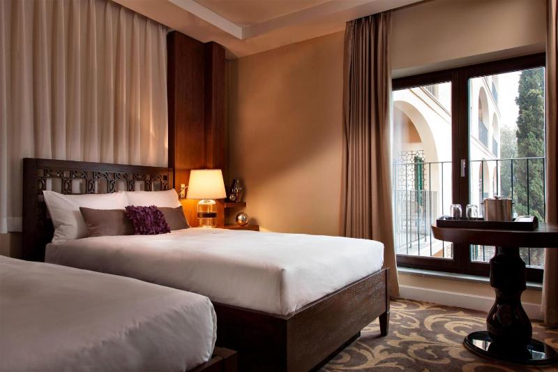 Executive Twin Room with Balcony  image 4