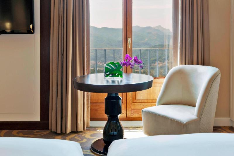 Deluxe Twin Room with View image 3