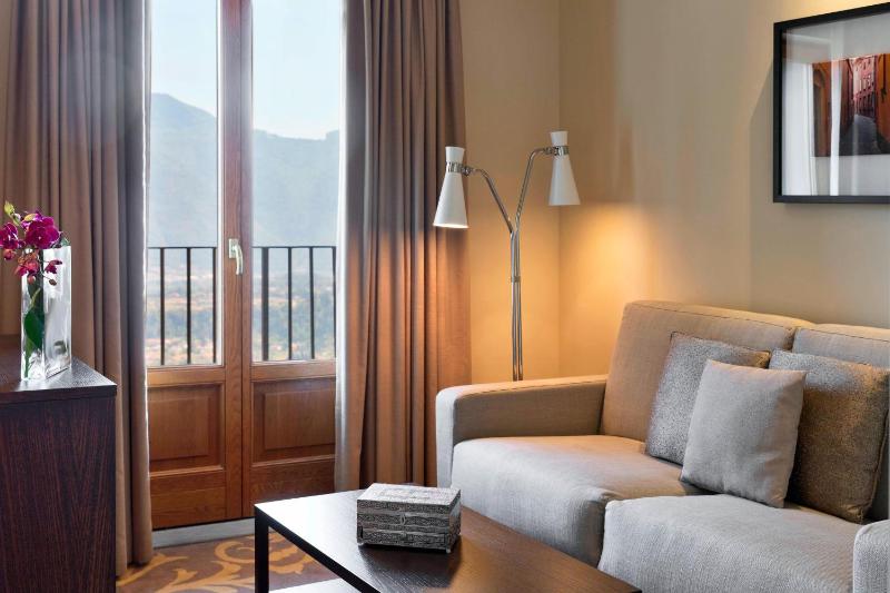 Deluxe Twin Room with View image 2