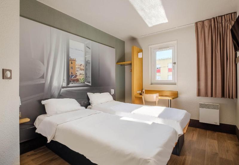 Twin Room image 4