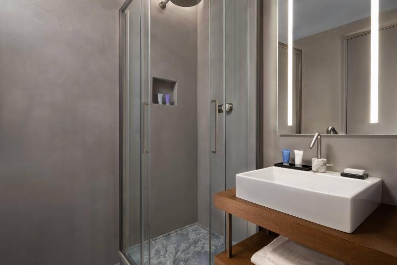 Adagio, Guest room, 1 King image 3