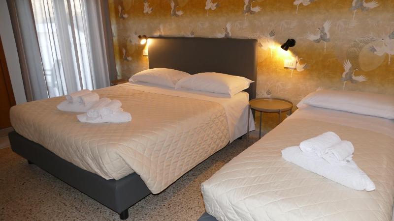 Double Room with Sea View image 4