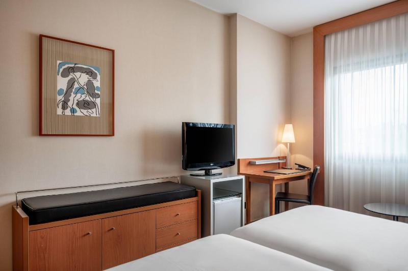 Twin Room image 3