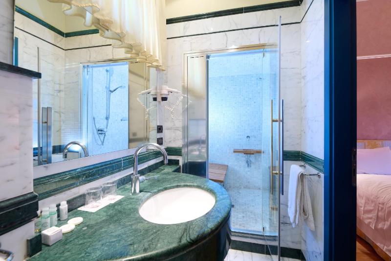 Deluxe Double or Twin Room image 2