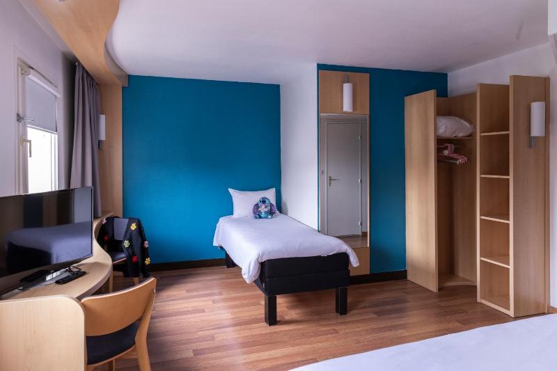 Standard Room with One Double Bed and One Single Bed image 2