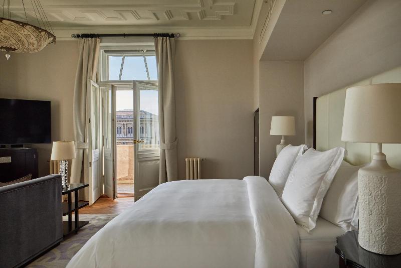 River View Park Suite with One King Bed image 3