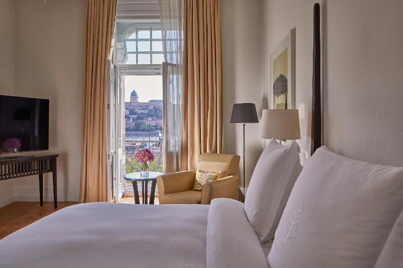 Chain Bridge One Bedroom Suite image 3