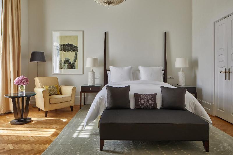 Chain Bridge One Bedroom Suite image 4