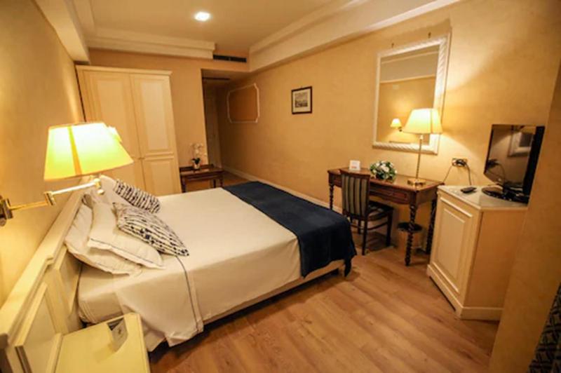 Standard Double Room image 2