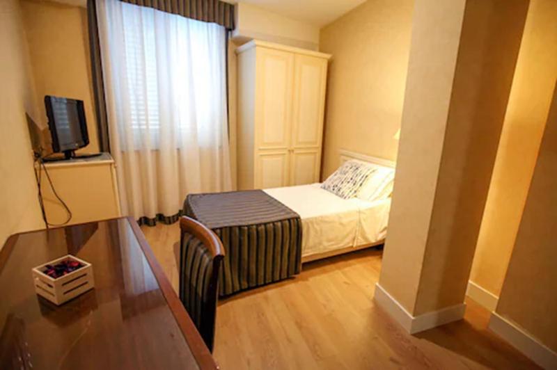 Single Room image 3