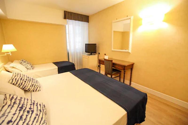 Standard Triple Room image 2