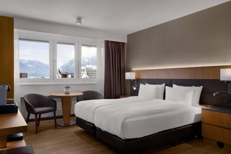 Standard Guest Room with Two Double Beds and Mountain View image 3