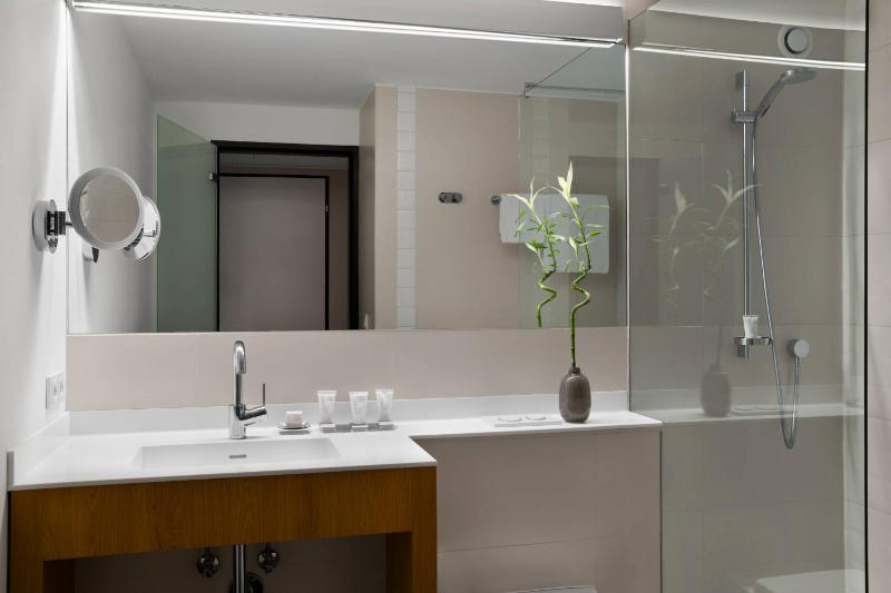 Deluxe Guest Room with King Bed and Mountain View - High Floor image 2