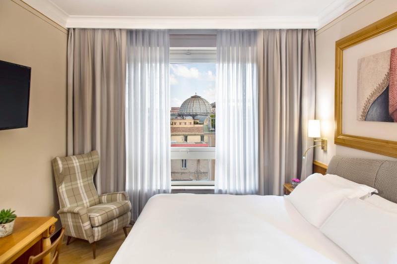 Deluxe, Guest room, 1 King image 3