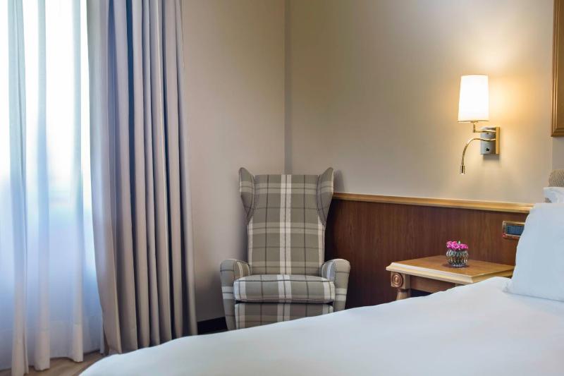 Superior King Room - High Floor image 3