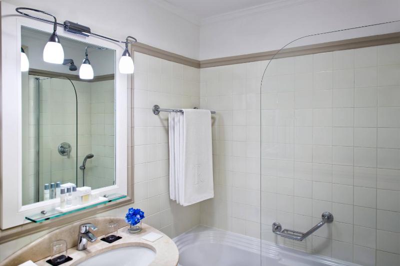 Deluxe, Guest room, 1 King image 4