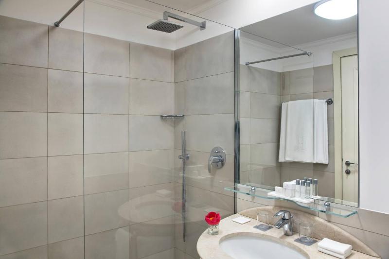 Superior King Room - High Floor image 4
