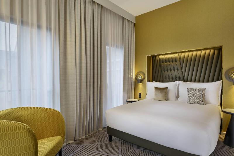 Deluxe King room - Courtyard view image 1