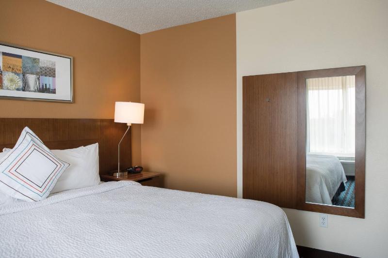 Deluxe Queen Room with Two Queen Beds image 4
