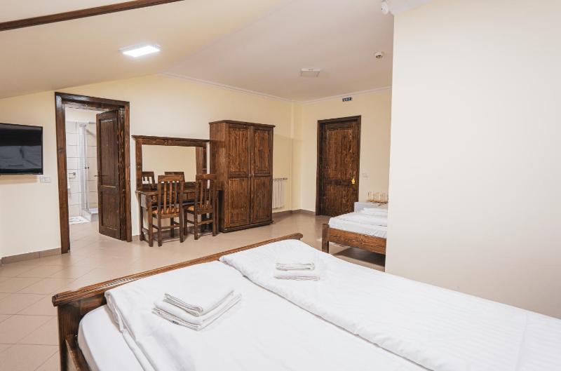 Triple Room with Balcony image 4