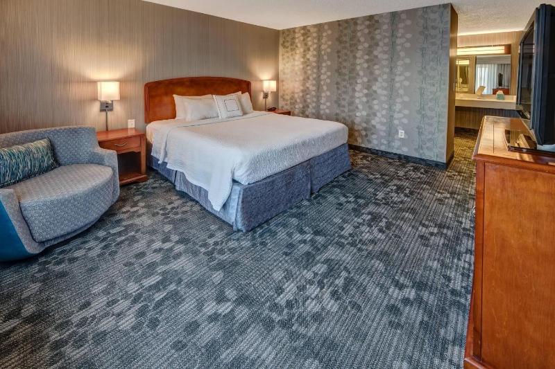 King Suite with Sofa Bed image 3