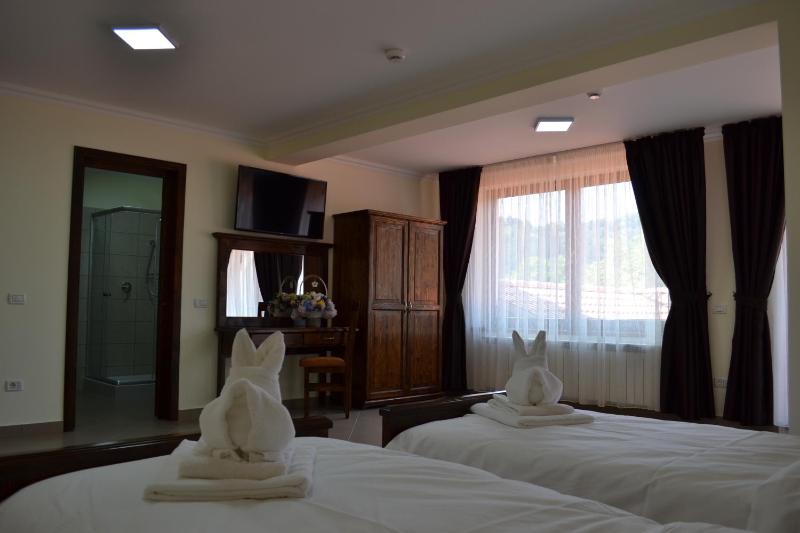 Quadruple Room with Shower image 2