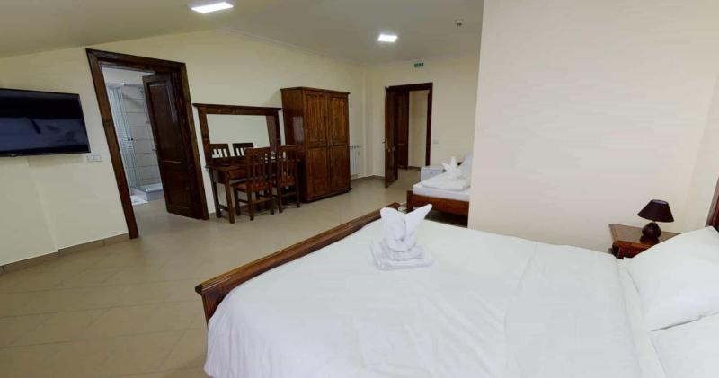 Triple Room with Balcony image 2