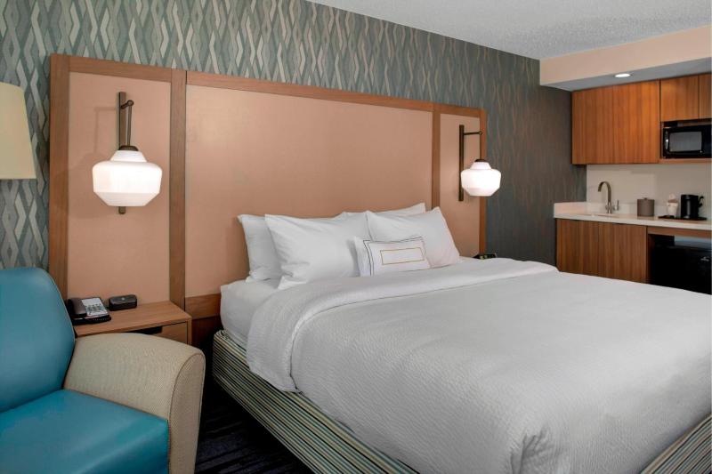 Guest room, 1 King, Oceanfront, Balcony image 3