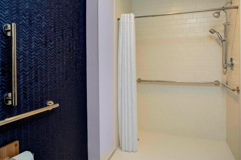 Double Room with two Queen Beds Oceanfront image 3