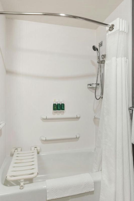 Queen Room with Two Queen Beds - Hearing Accessible image 3