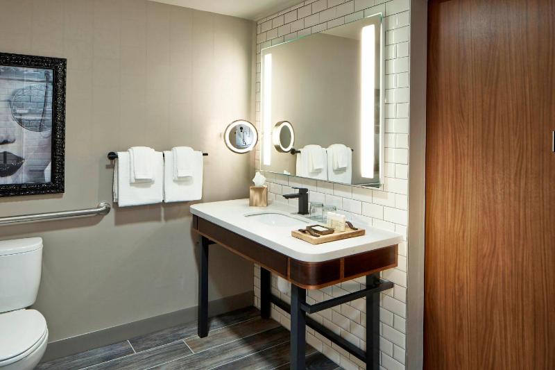 Large King Suite image 2