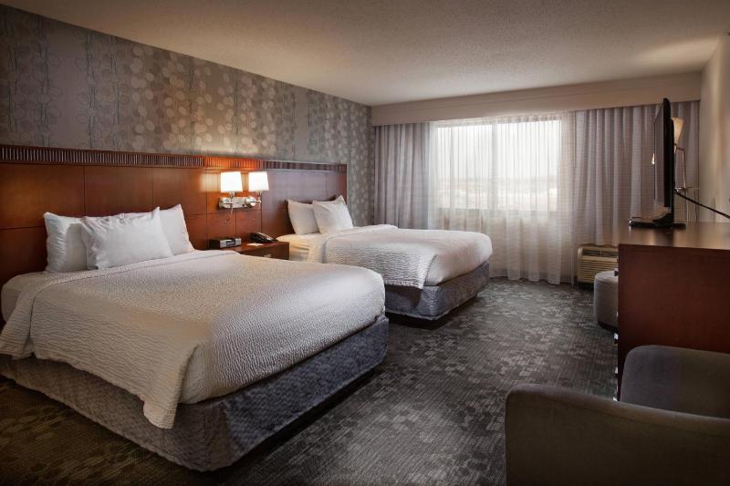 One-Bedroom Queen Suite with Courtyard View image 4