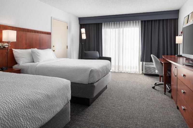 Double Room with Two Double Beds and Transfer Shower - Mobility and Hearing Accessible image 1